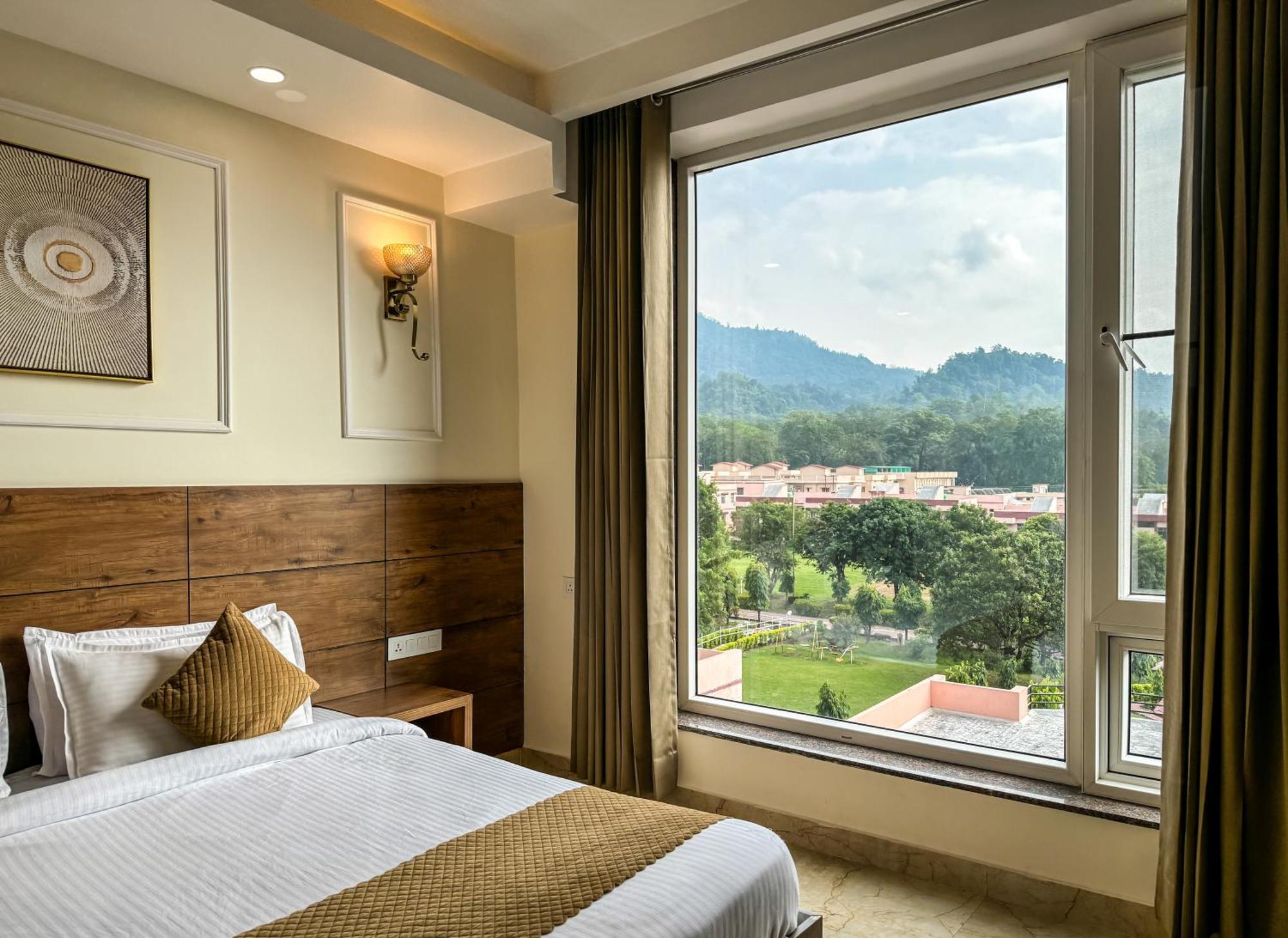 Hotel Nirvana Bliss, Behind Parmarth Niketan ริชิเคช ภายนอก รูปภาพ